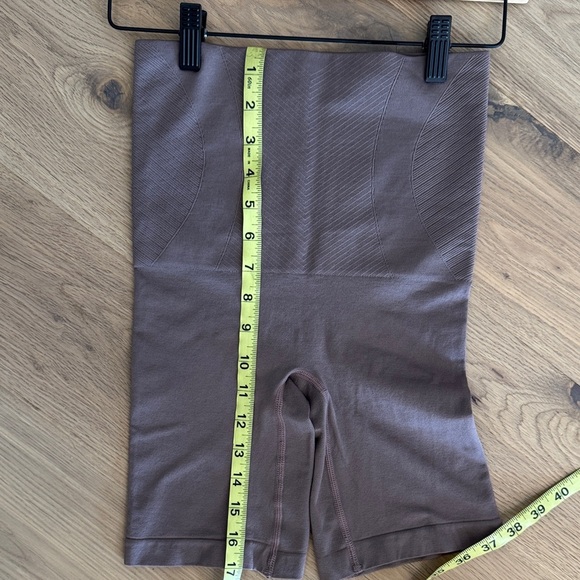 💜 Nautica Mauve Shapewear Shorts – NWOT
Size Small - Picture 7 of 8